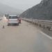 Reshjet intensive, vështirësohet lëvizja në rrugën e Kombit/ Pati rënie guresh dhe inertesh, bllokohet një krah i lëvizjes