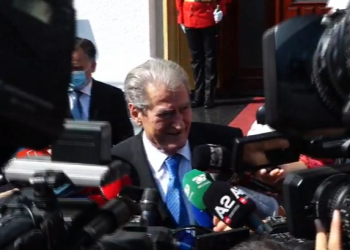 Berisha betohet dhe bojkoton votimin për kryetaren e re të Kuvendit, largohet nga salla para nisjes së procesit