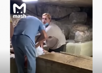 VIDEO/ Një shaka që për pak përfundoi në tragjedi! Vendos të shtrihej në sarkofagun e tempullit grek, turistja ruse ngec