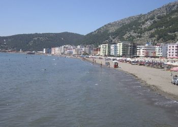 Shëngjin/ U fut në det për t’u larë, shpëtohet nga mbytja 40-vjeçari