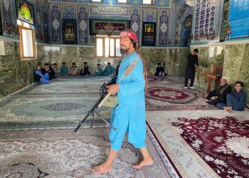 Talebani me mitraloz në xhami bën xhiron e botës me…”origjinalitetin”