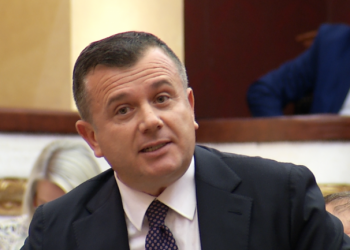 PD kërkon mbledhje grupi në seancë/ Balla: Marrja peng e sallës s’është e sanksionuar në rregullore, ju duhet trajnim