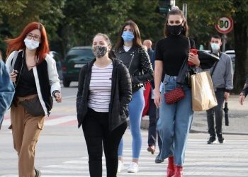 Studimi: Gjatë dimrit 2020-2021, të rinjtë grupmosha më e infektuar në Shqipëri