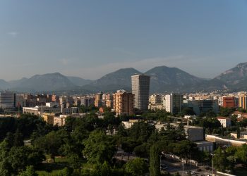 Çmimet e shtëpive në Tiranë si në Milano/ Të matura sipas fuqisë blerëse, në 6 vjet apartamentet u rritën me 43%, pagat me 5%,