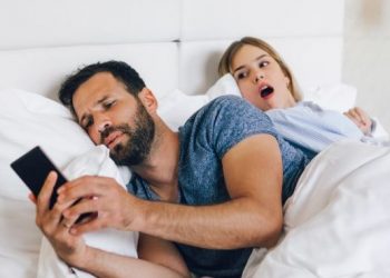 ‘I kishte dërguar foto dhe video lakuriq’/ Gruaja tregon bisedat që i gjeti bashkëshortit me kolegen në telefon: Është i varur ndaj pornografisë