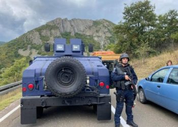 Tensionohet situata në veri! Policia e Kosovës kalon me automjete në Zubin Potok