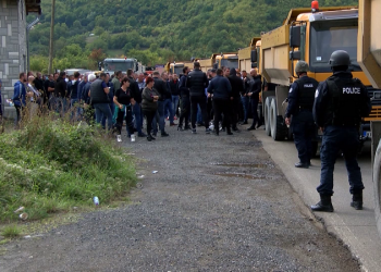 Vazhdon tensioni në veri të Kosovës, prej 5 ditësh protestuesit nuk lejojnë lëvizjen e lirë