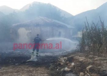 Bie një zjarr masiv në fshatin Fushë-Bardhë të Gjirokastrës, në flakë një shtëpi e vjetër