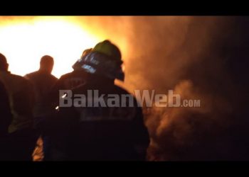 Korçë/ Shkrumbohet kasollja me ushqim për bagëtitë në Maliq, flakët rrezikojnë banesat (Foto)