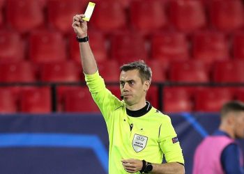 Dueli vendimtar kundër Polonisë, UEFA cakton gjyqtarin që “dashuron” kartonat