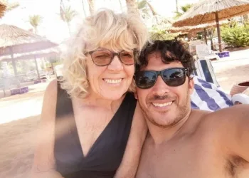 FOTO / 82-vjeçarja e dashuruar kokë e këmbë me 36-vjeçarin, djali i saj mbështet romancën e tyre