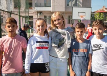 Pas rindërtimit të dy shtëpive/ Modelja Berberi ndërton fusha sportive në Kombinat, Veliaj e falenderon publikisht