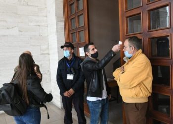 Në Durrës shkelet urdhri i “Shëndetësisë” / Studentët e pavaksinuar futen në auditorë