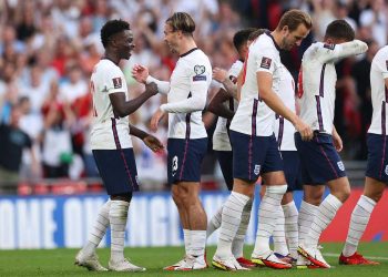 UEFA dënon Anglinë/ Gjobë 100 mijë euro, luan pa tifozë kundër Shqipërisë