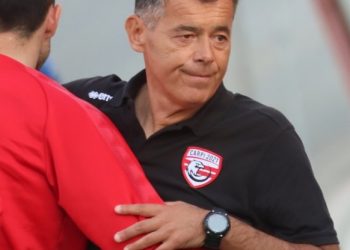 “Të ka baba çun”, i shënon skuadrës së të atit dhe e shkarkon nga puna…