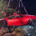 Shoferi ngatërroi frenat me gazin, Lamborghini i kuq 160,000 £ përfundon në liqen