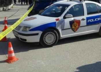 Aksi Tepelenë-Gjirokastër/ Shoferi humb kontrollin e automjetit dhe del nga rruga, 3 të plagosur