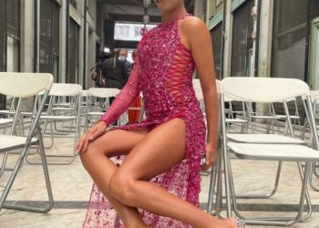 Bienalja e Athinës/ Artisti kosovar provokon me një performancë… me fustan rozë dhe mustaqe(FOTO)