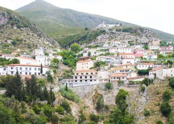 Dhërmi/ Një familjeje i dërgohet mesazh tip MAFIA: Një plumb dhe papagalli i vrarë