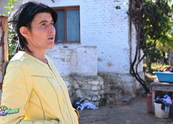Investigimi/ Nusja shtyn fëmijët të kërcënojnë 78-vjeçaren: Goditeni me gur, unë do e helmoj