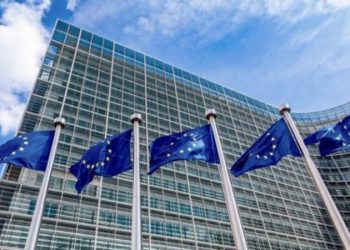 A do të ketë rikthim të vizave për Shqipërinë? Reagon Komisioni Europian