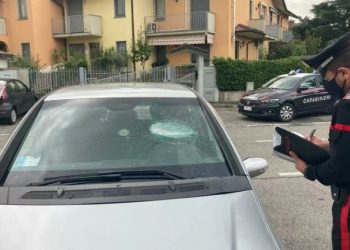 Italia/ Pranga shqiptarit 23-vjeçar të dehur : Sulmon me shufra hekuri 6 makina