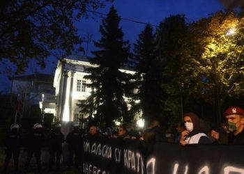 Sërish tensione?/ Serbët demonstrojnë para ambasadës shqiptare në Beograd