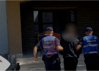 Menaxheri dhe punonjësja vjedhin miliona lekë nga kompania ku punonin, vihen në pranga dhe procedim penal