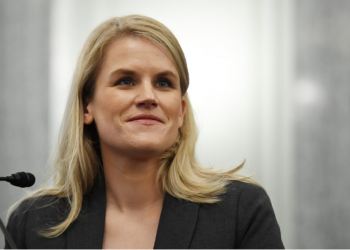 Parlamenti Europian fton ish-punonjësen “rebele” të Facebook për të dëshmuar