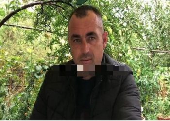 “Jeni të vdekur!” Terrorizohet familja në Kuçovë, 6 persona i dhunojnë me shkopa bejsbolli, 34-vjeçari: Ja çfarë bëri policia