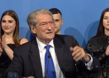 Berisha “ushtron” fjalën e lirë në Kavajë, militantit të sapodalë nga burgu italian salla i heq mikrofonin: I ka çuar Rama