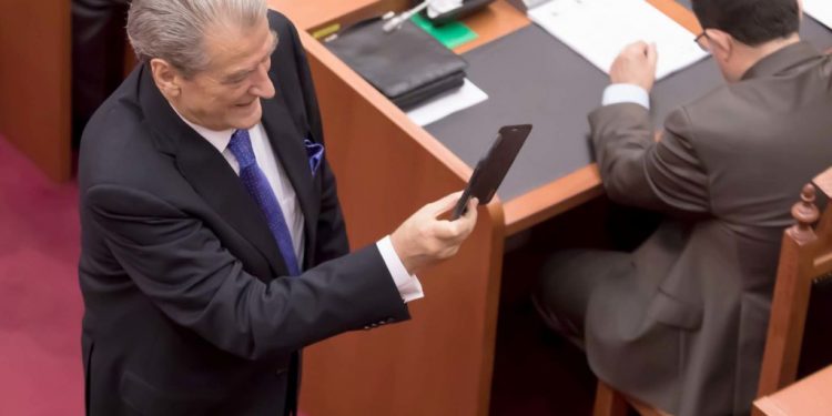 Deputeti, Sali Berisha, gjate nje seance parlamentare, ku pritet te diskutohet ndryshimi ne ligjin per organizimin dhe funksionimin e Gjykates Kushtetuese dhe Prokurorine. Kjo seance eshte bojkotuar nga deputetet e opozites./r/n/r/nMP Sali Berisha, speaks during a parliamentary session, where is discussed the change in the law on the organization and functioning of the Constitutional Court and the Prosecution. This session was boycotted by opposition MPs.