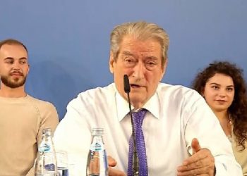 Kuliçi nuk i ndahet/ Vajza e Topallit i bashkohet Berishës në Shkodër, Voltana dhe deputetët e qarkut nuk e tradhtojnë Bashën