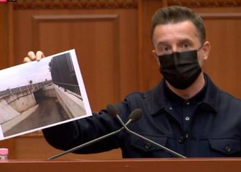 “Unë hyj, por Bashës i prishen flokët, ndërsa Ramës i këpusin kokën”/ Braçe denoncon nënkalimin rrugor shumë të ulët në Lushnjë