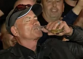 Ngre faqoren e rakisë/ Ithtari i Berishës: Nuk e njohim Amerikën, haram e paç o Lulzim Basha! Kur ne ia rrëzonim poturet Edi Ramës, ti vije ia ngrije