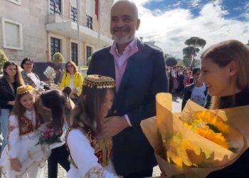 VIDEO/ Panairi me fëmijë, Rama merr dhuratë një portret: Lulet jepja tetës (Ministres për Rininë e Fëmijët)