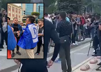 Me flamurin e PD-së mbi supe, protestuesit largojnë militantin demokrat nga protesta: Vendos flamurin kombëtar