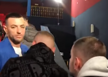 VIDEO/ Surprizë për ditëlindje, Stresi i shkon Berishës në Korçë. Buqetë me lule blu dhe himn kombëtar