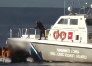 Skandal në det të hapur, roja bregdetare greke dhunon emigrantët