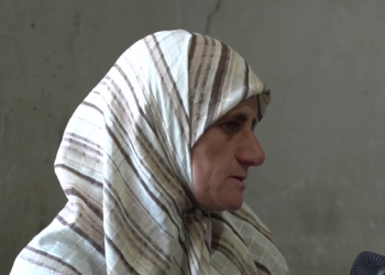 “Rrihte keq edhe dy vajzat”/ Rrëqeth nëna e 5 fëmijëve me historinë e saj: Burri më godiste me dërrasa dhe çekiç