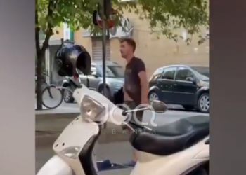 I riu terrorizon qytetarët në Tiranë/ S’lejon qarkullimin e mjeteve, qëndron në mes të rrugës: E kam me policinë, ik o vllai