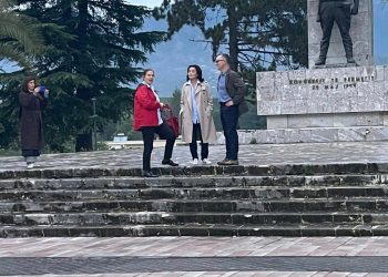FOTOT/ Ambasadorët vizitojnë Përmetin, Yuri Kim, Elsa Håstad dhe Fabrizio Bucci zgjedhin qytetin e trëndafilave
