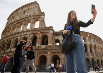 Italia lehtëson masat / Hapen kinematë, më shumë tifozë në stadiume dhe lëvizje njerëzish