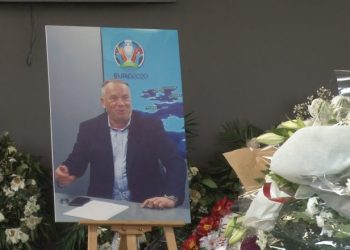 Lamtumirë Kosta Grillo! Kolegë e miq në lot gjatë homazheve për ikonën e komentit