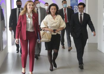 FOTOT/ Yuri Kim dhe një delegacion i Senatit amerikan “zbarkojnë” në selinë e PD, takim me Bashën. Emrat
