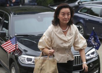 FOTOT/ Yuri Kim dhe një delegacion i Senatit amerikan “zbarkojnë” në selinë e PD, takim me Bashën. Emrat