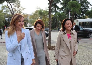 “Tetori rozë”/ Yuri Kim, bashkë me deputetet demokrate Duma e Tabaku, ecje sensibilizuese kundër kancerit të gjirit