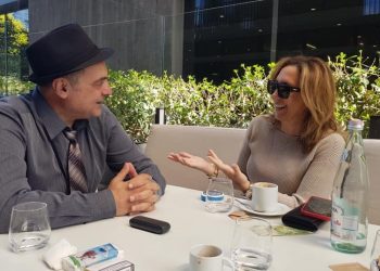 FOTO LAJM/ “Dridhen” Biden e Soros, në Tiranë takohen dy “këshilltarët” e Trump. Kokalari: Kafet i kam unë
