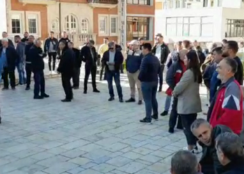 Helmimi i 600 personave, qytetarët e Krujës në protestë: Rrjeti i ujit u mor nga tubat e naftës në Ballsh