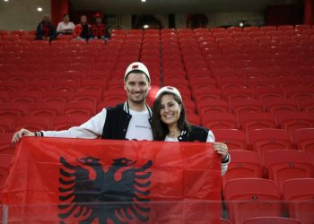 FOTOT/ Tirana vishet kuqezi! Shqipëri-Poloni, tifozët hyjnë në stadium nën masa të rrepta sigurie